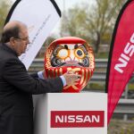 El presidente de la Junta de Castilla y León, Juan Vicente Herrera, junto a un Daruma, la figura tradicional japonesa de los propósitos, en el acto de presentación del Plan de Transformación de la Planta de Nissan Ávila 2020 / Ricardo Muñoz/Ical