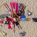 Tomando el sol en una playa de Holanda
