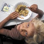 Scarlet González, 8 años. «Sólo como una vez al día». Pesa 17 kg, sufre despigmentación capilar por falta de nutrientes y el mal del «escapulario de la desnutrición», que expone sus huesos de la clavícula. Vive en la calle con sus nueve hermanos.