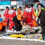 Miembros de los servicios de rescate trasladan los cuerpos de las víctimas del avión accidentado en Indonesia en el puerto Tanjung Priok en Yakarta (Indonesia) hoy / Foto: Efe