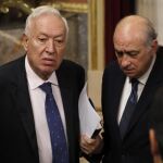 Los exministros de Asuntos Exteriores y de Cooperación José Manuel García-Margallo (i),y del Interior Jorge Fernández Díaz.