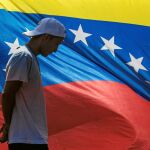Un opositor participa en una marcha contra el presidente Maduro en Caracas, ayer
