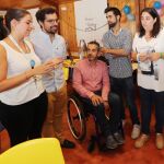 El director general de Juventud, Eduardo Carazo (2I), durante la visita a los jóvenes que participan en la iniciativa «Smile» organizada por Aspaym en El Bosque de los Sueños de Cubillos del Sil (León)