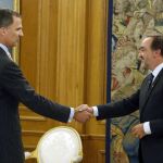 El Rey junto al presidente de UPN, Javier Esparza (d) durante la recepción ofrecida esta tarde en el Palacio de la Zarzuela.