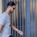 Alfonso Jesús Cabezuelo, uno de los cincos integrantes de "La Manada", en el Juzgado de Sevilla, en el que debe firmar cada 15 días