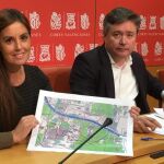 Los diputados populares Elisa Díaz y Luis Santamaría durante la comparecencia de ayer en Les Corts