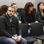 El concejal de Ahora Madrid Guillermo Zapata (i) durante el juicio que se sigue contra él hoy en la Audiencia Nacional por el tuit que publicó sobre Irene Villa en 2011