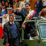 El presidente venezolano, Nicolás Maduro, asiste ayer en Caracas con la primera dama al desfile cívico-militar por el Día de la Independencia