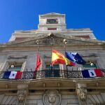 Dos banderas francesas con crespón negro presiden la sede de la Comunidad de Madrid