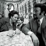 Montserrat Caballé posa sentada junto a su marido Bernabé Martí y su hijo en las famosas galerías Vittorio Emanuele II de Milán en el año 1971
