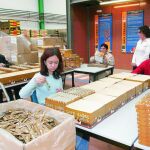 Trabajadores del centro de especial de empleo en Villamuriel (Palencia), de la Fundación San Cebrián.