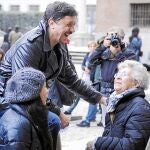 La actriz Pilar Bardem con su hijo, Carlos, y la novia de éste, Cecilia Gessa