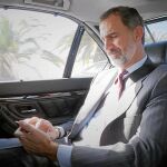 Felipe VI, en su coche oficial durante el desplazamiento al V Foro Internacional de Turismo en San Bartolomé de Tirajana (Las Palmas)