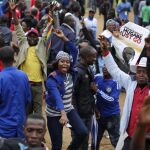 Miles de personas han salido a la calle en Harare para pedir la renuncia de Mugabe