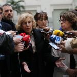 Manuela Carmena e Inés Sabanés durante sus declaraciones tras el suceso