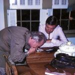 Las fotografías que salen ahora a subasta, muchas de ellas inéditas, muestran a un Capote feliz, anciano y sin problemas a ser pillado in fraganti con sus vicios. Como en la imagen superior, en pleno chute de «adrenalina».