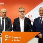 El secretario general de Ciudadanos, José Manuel Villegas, junto al portavoz del partido en las Cortes autonómicas, Luis Fuentes, y el diputado por Valladolid, Francisco Igea