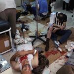 Varios heridos reciben tratamiento en un puesto de Cascos Blancos tras un bombardeo en Alepo