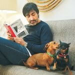 Del Val no niega que echa de menos a Violenta y Pepita cuando no están.