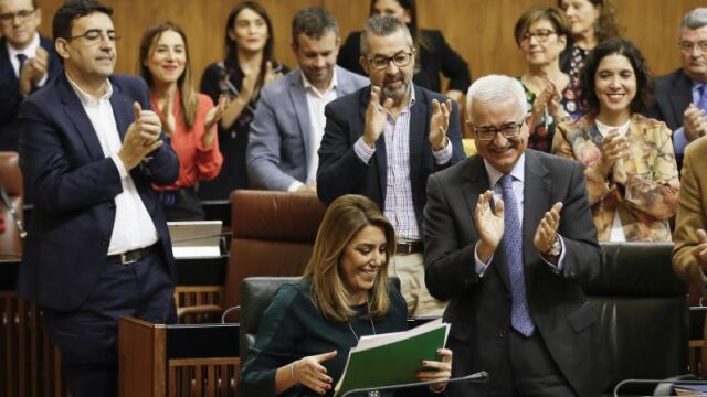 Susana Díaz, aplaudida por la bancada socialista