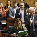 Susana Díaz, aplaudida por la bancada socialista