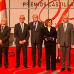 El presidente Juan Vicente Herrera junto a los premiados; Alberto Amigo, presidente de la Federación de piragüismo; José Luis Puerto; Vicente Rives Arnau; María Bolaños, directora del Museo de Escultura; Alex Grijelmo; y Luis Iglesias, presidente de Aclad