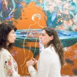La concejala Ana Redondo conversa con la comisaria de la exposición «Luz de verano», Beatriz Pastrana