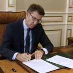 El presidente de la Xunta, Alberto Núñez Feijóo, firma el decreto de su nuevo gobierno en el Palacio de Raxoi en Santiago