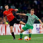 Lo Celso del Betis lucha por un balón con Bensebaini del Rennes / Reuters