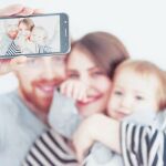 Por qué es mala idea subir fotos de tus hijos a las redes