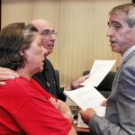 La diputada de la CUP, Gabriela Serra, y el presidente de la comisión, Lluís Llach, charlan con el letrado Antoni Bayona durante la sesión