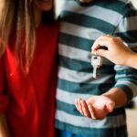 Una pareja recibe las llaves de una vivienda