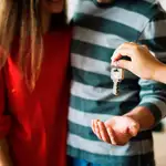 Una pareja recibe las llaves de una vivienda