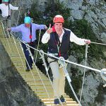 El consejero de Medio Ambiente, Juan Carlos Suárez-Quiñones, visita la Vía Ferrata en Posada de Valdeón (León)
