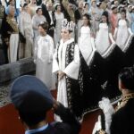 La esposa del Sha de Irán durante la coronación, en la que llevaba un vestido de Marc Bohan, de la casa Dior