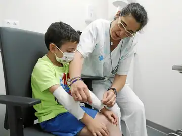 Una enfermera atiende a un paciente de fibrosis quística Una enfermera atiende a un paciente de fibrosis quística