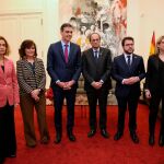 Pedro Sánchez (3i), Quim Torra (3d), Carmen Calvo (2i), Meritxell Batet (i), Pere Aragonés (2d), y Elsa Artadi (d), posan en la foto de familia. EFE/Generalitat de Cataluña/Jordi Bedmar