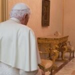OSR05 CASTEL GANDOLFO (ITALIA), 01/03/2013.- Imagen facilitada hoy 1 de marzo de 2013 por el diario 'L'Osservatore Romano' que muestra al Papa Benedicto XVI caminando por las habitaciones tras su llegada a Castel Gandolfo, Italia ayer 28 de febrero de 2013. La primera congregación de cardenales preparatoria del cónclave que elegirá al sucesor de Benedicto XVI se celebrará el próximo lunes 4 de marzo, a las 9.30 horas local (08.30 GMT), informó hoy el Vaticano. EFE/Osservatore Romano ***SÓLO USO EDITORIAL*** ***PROHIBIDA SU VENTA***