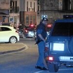 Agentes de la Guardia Civil vigilan anoche el entorno del bar, al fondo en la imagen, donde se produjo la agresión en Alsasua