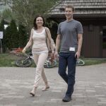 La directora ejecutiva financiera de Facebook, Sheryl Sandberg, junto a Mark Zuckerberg