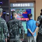Un grupo de personas observa una transmisión de televisión sobre un movimiento sísmico h en Corea del Norte, indicativo de una nueva prueba nuclear del régimen comunista de Kim Jong-un