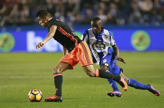 El Depor y el Valencia se neutralizan y siguen en peligro El Depor y el Valencia se neutralizan y siguen en peligro