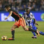 Joao Cancelo (i) se escapa del colombiano Marlos Moreno