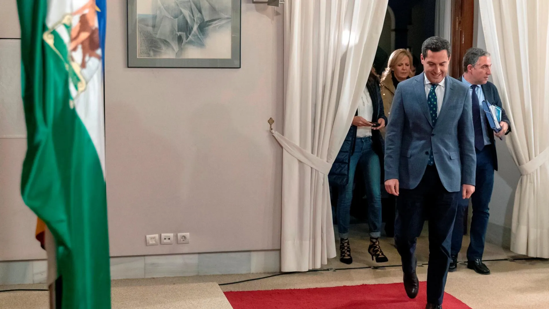 El líder del PP-A, Juanma Moreno, ayer durante su comparecencia tras la segunda reunión que mantuvo en el Parlamento andaluz en Sevilla con Ciudadanos / Foto: Efe