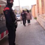 Imagen de una de las víctimas escoltada por un agente