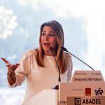 Susana Díaz, en un desayuno informativo celebrado ayer (Foto: Manolo Olmedo)