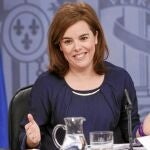 Soraya Sáenz de Santamaría, ayer, durante la rueda de Prensa posterior al Consejo de Ministros que fue el último antes de las vacaciones
