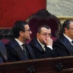 El abogado de Jaume Matas, José Zaforteza (i), el abogado de Diego Torres, Manuel González (2d), y el abogado de Iñaki Urdangarín, Mario Pascual Vives (d), durante la vista pública de los recursos presentados contra las condenas que impuso la Audiencia de Palma en el Caso Nóos