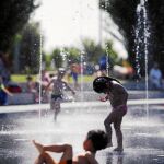 La «playa» de Madrid Río es una de las alternativas a las piscinas públicas
