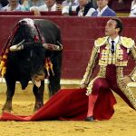 Enrique Ponce en una “poncina” al cuarto de la tarde en Zaragoza. EFE/Javier Cebollada